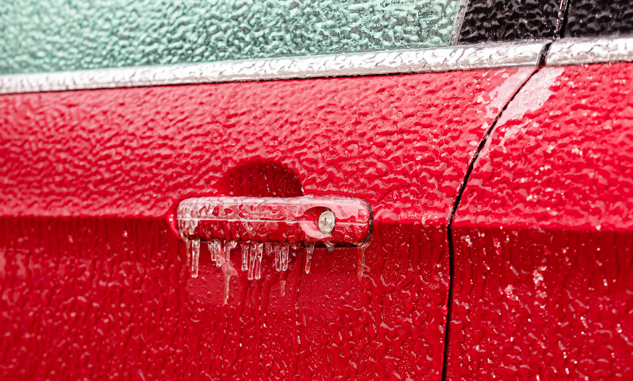 PKW Türen enteisen - eingefrorene Tür und Kofferraum im Auto