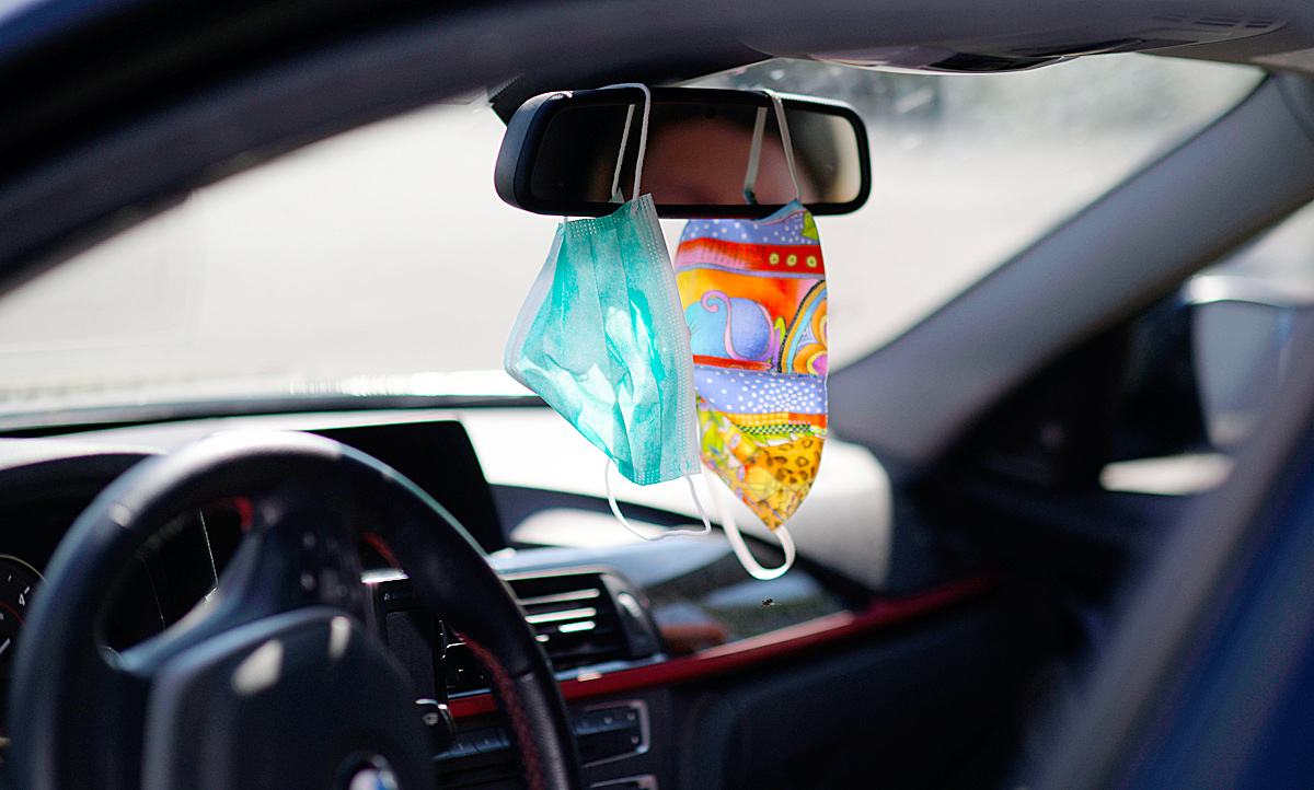 Tückische Gefahr: Maske nicht an den Rückspiegel im Auto hängen!