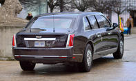 Die US-Staatslimousine Cadillac "The Beast" One fahrend von hinten rechts fotografiert.