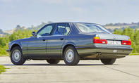 Der BMW 735i (E32) fahrend von hinten vorne fotografiert.