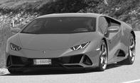 Lamborghini Hurácan Evo; fahrend von vorne, schwarz-weiß