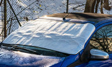 Frontscheibenabdeckung schützt Scheiben im Winter.