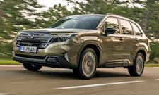 Subaru Forester (2024) fährt auf einer Landstraße, Ansicht von vorne links.