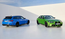 BMW M3 Facelift (2024), links der BMW M3 Touring in blau, rechts die BMW M3 Limousine in grün, beide stehend.
