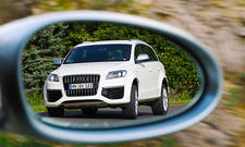 Audi Q7 V12 TDI im Rückspiegel fotografiert.