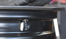 Mit Reifendrucksensoren lässt sich einfach überprüfen, ob das Fahrzeug den richtigen Reifendruck hat.