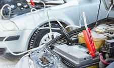 Starthilfe Anleitung für Auto Batterie Überbrückung