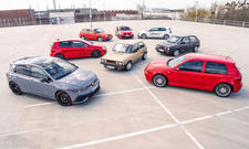 VW Golf GTI Alle Generationen auf einem Parkdeck zusammengestellt