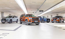 Toyota RAV4, Hyundai Santa Fe, Honda CR-V, Nissan X-Trail stehen in einer Parkgarage.