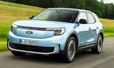Ford Explorer Elektro (2024); Elektroauto; SUV; neues Auto; hellblaues Auto; Außenansicht; Exterieur; Karosserie; fahrend; Frontansicht