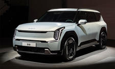 Der Kia EV9 (2023) statisch von schräg vorne.