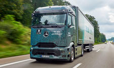 Mercedes eActros 600 (2024); fahrend, schräg vorne