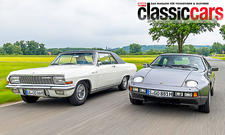 Der Opel Diplomat V8 Coupé und Porsche 928 fahrend von schräg vorne fotografiert.