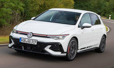 VW Golf GTI Clubsport Facelift (2024): Blick von vorne auf ein fahrendes Auto auf der Landstraße.