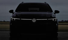 Leuchtendes VW-Logo an der Front des VW Golf 8 Facelift (2024)