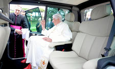 Papst-Auto mit Elektro-Antrieb: Benedikt XVI. im Renault Kangoo Maxi Z.E. Zero Emission