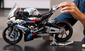 Lego Technic BMW M 1000 RR wird auf einem Tisch platziert.