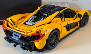 Lego Technic McLaren P1 von hinten fotografiert. 