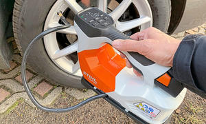 Stihl Akku-Kompressor KOA 20 im Test am Autoreifen mit Hand