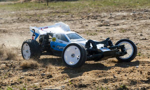 Der Tamiya Neo Fighter Buggy fährt Offroad.