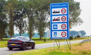 Straßenschild mit in den Niederlanden geltenden Tempobeschränkungen