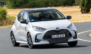 Der Toyota Yaris (2020) fährt durch eine Linkskurve, von vorne fotografiert