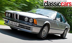 Der BMW 635 CSi fahrend von schräg vorne