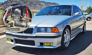 BMW M3 (E36) statisch von schräg vorne mit eingeklinktem Bild des Camaro-V8.