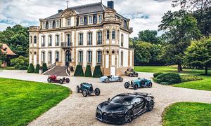 Bugatti-Modelle stehen vor dem Chateau Saint Jean