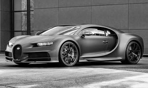 Bugatti Chiron; in Schwarz-Weiß; statisch von vorne rechts