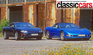 Chevrolet Corvette C5 und Camaro Z28 stehend von schräg vorne