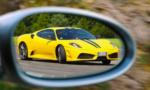 Der Ferrari 430 Scuderia fahrend von schräg vorne fotografiert.