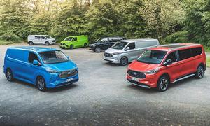 Alle Varianten von Ford (E-)Tourneo und (E-)Transit Custom (2024) auf einem Gruppenbild.