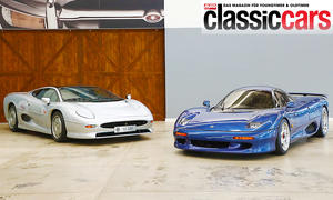 Der Jaguar XJ220 und Jaguar XJR-15 statisch von schräg vorne fotografiert.