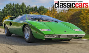 Der Lamborghini Countach fahrend von schräg vorne