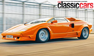 Der Lamborghini Countach fahrend von schräg vorne