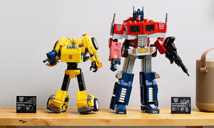 Lego Transformers Bumblebee & Optimus Prime stehen auf einem Tisch in ihrer Roboter-Form aufgebaut.