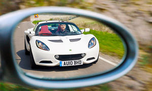 Lotus Elise fahrend im Rückspiegel.