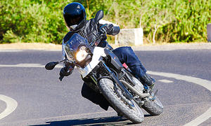 Ein Motorrad von BMW fahrend von schräg vorne fotografiert.