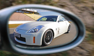 Die Nissan 350Z Racing Edition (2008) fahrend im Rückspiegel