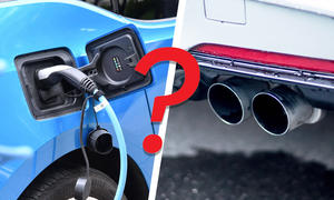 Die linke Seite des Bildes zeigt einen eingesteckten Ladestecker bei E-Auto oder Plug-in-Hybrid, die rechte Seite den Auspuff eines Verbrennerautos. Über beiden Fotos schwebt ein rotes Fragezeichen.