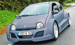 Der Renault Twingo V8 von Lazareth fahrend von vorne