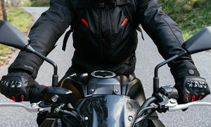 Motorradfahrer mit Schutzkleidung