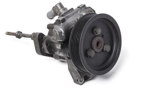 Die Servopumpe ist eine hydraulische Pumpe, die in ihrem System Druck aufbaut und das Übersetzungsverhältnis der Lenkung ändert. 