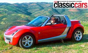 Der Smart Roadster stehend von schräg vorne fotografiert.