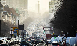 Berufsverkehr in Berlin am Morgen; überfüllte mehrspurige Straße