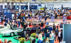 Blick in eine Messehalle der Techno Classica