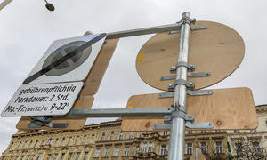 Wien testet als erste österreichische Stadt Verkehrsschilder aus Holz. 