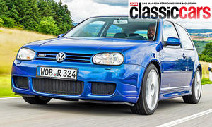 Der VW Golf 4 R32 fahrend von schräg vorne