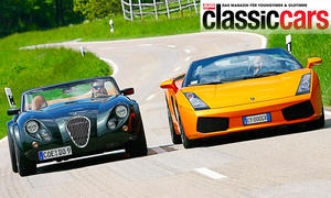 Der Wiesmann Roadster MF3 und Lamborghini Gallardo Spyder fahrend von vorne fotografiert.